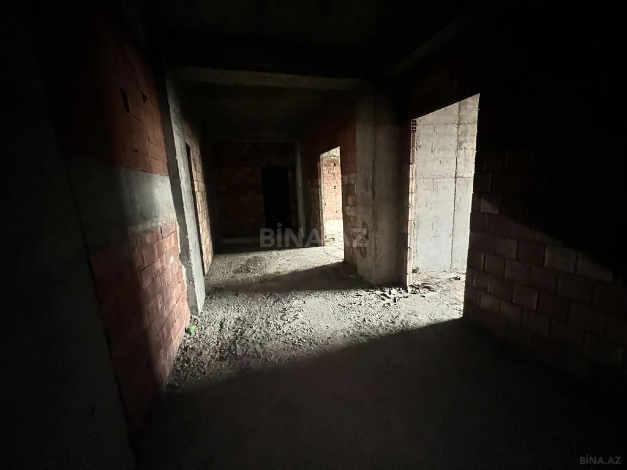 Satılır 3 otaqlı mənzil 184 m²