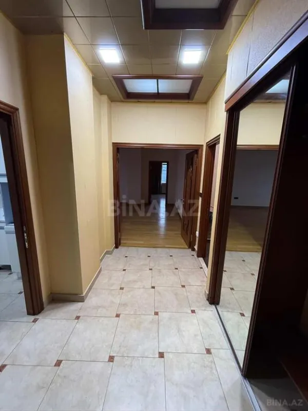 Satılır 3 otaqlı mənzil 138 m²