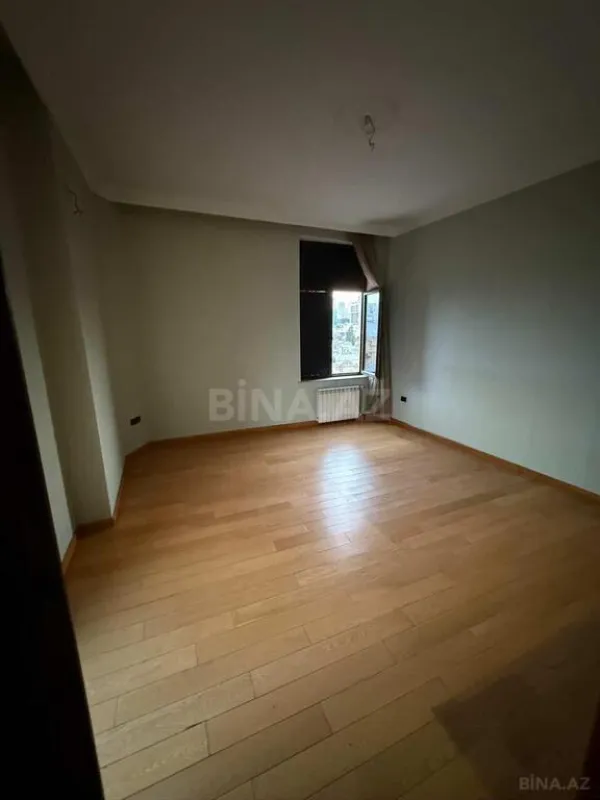 Satılır 3 otaqlı mənzil 138 m²