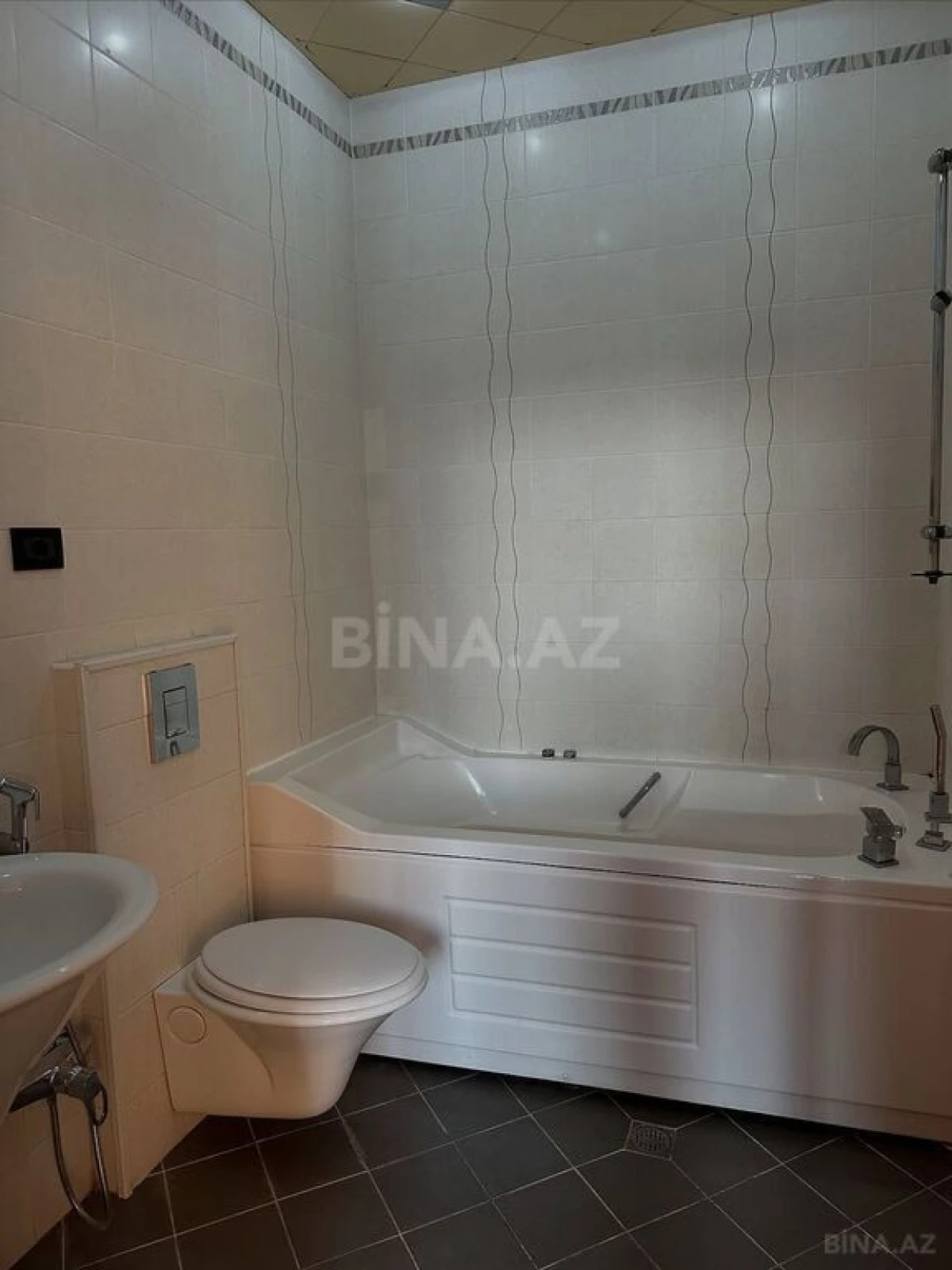Satılır 3 otaqlı mənzil 138 m²