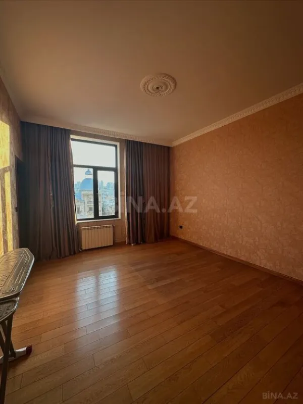 Satılır 3 otaqlı mənzil 138 m²