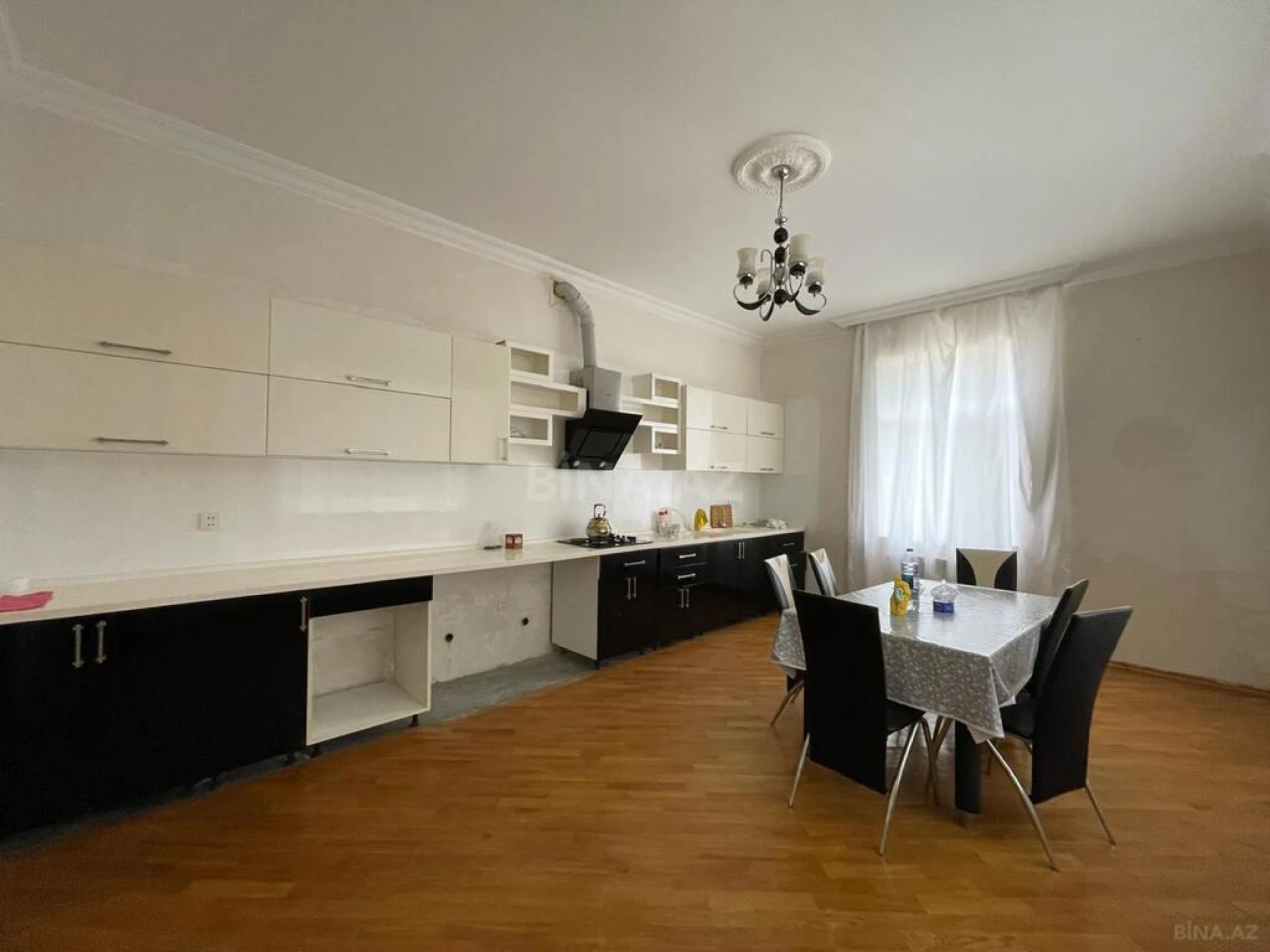 Satılır 5 otaqlı həyət evi 400 m²