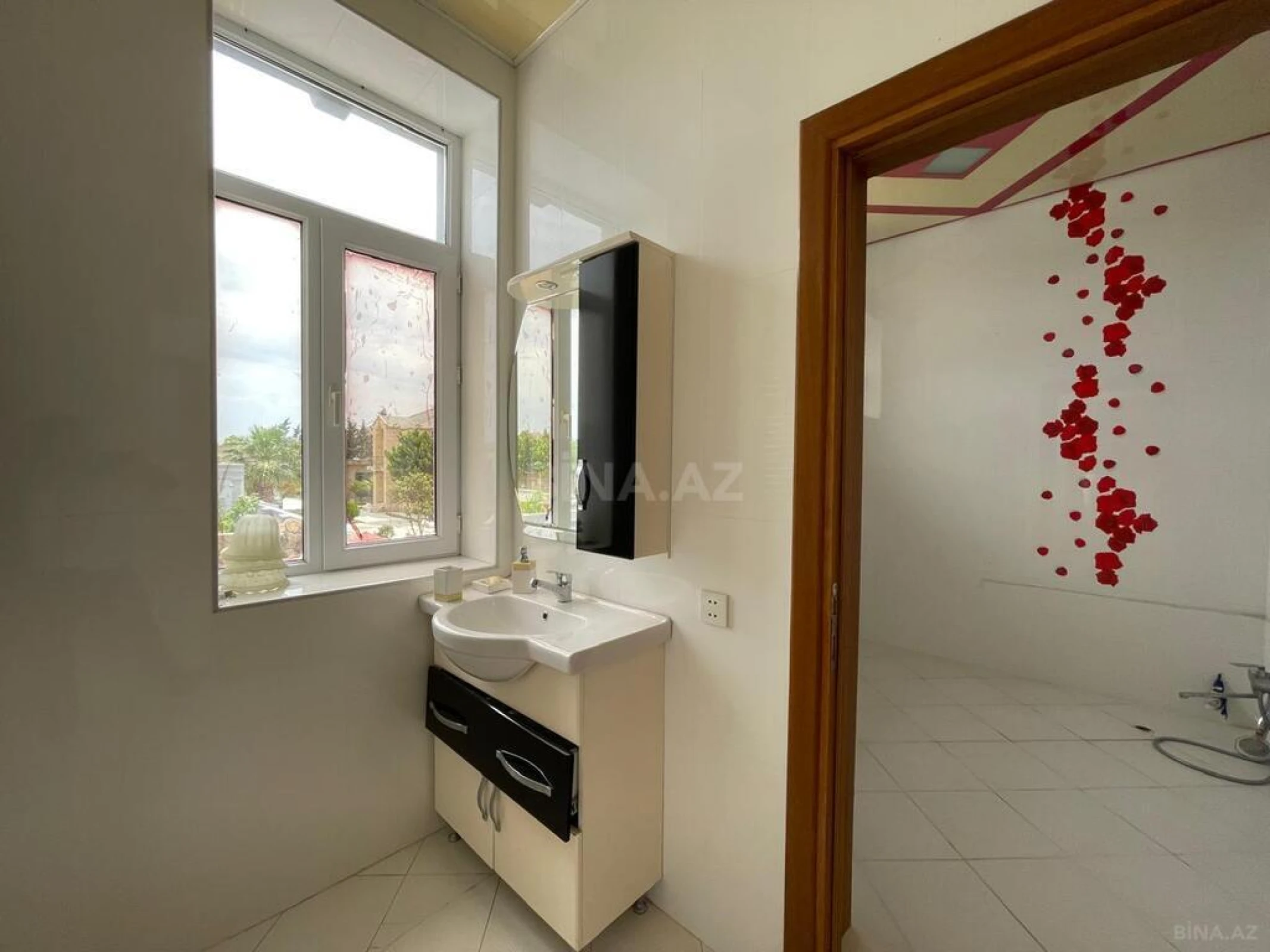 Satılır 5 otaqlı həyət evi 400 m²