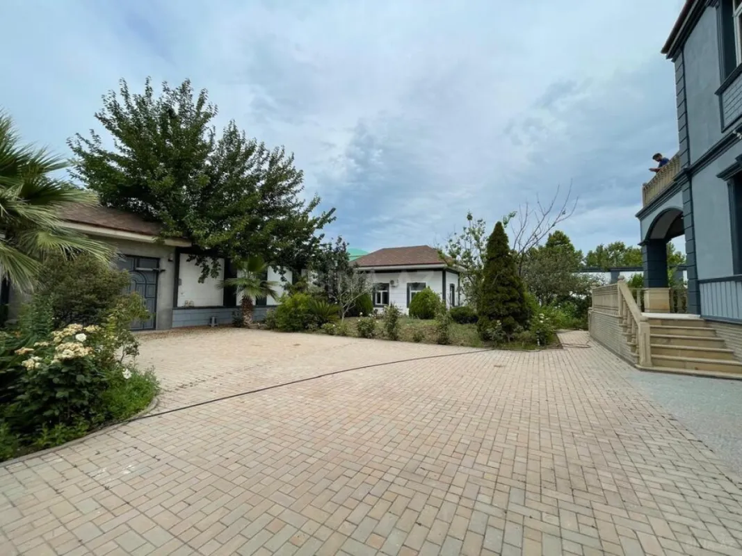 Satılır 5 otaqlı həyət evi 400 m²