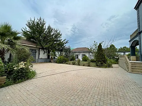 Satılır 5 otaqlı həyət evi 400 m²