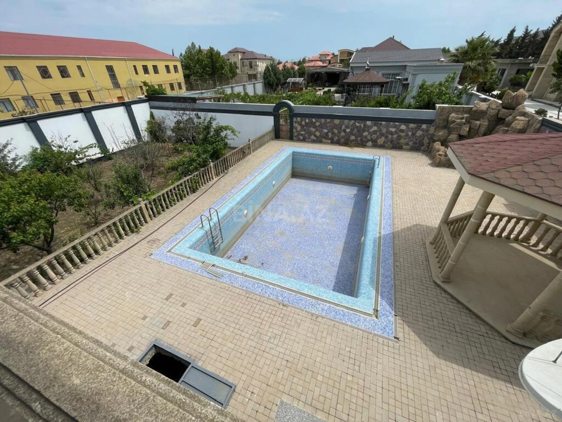 Satılır 5 otaqlı həyət evi 400 m²