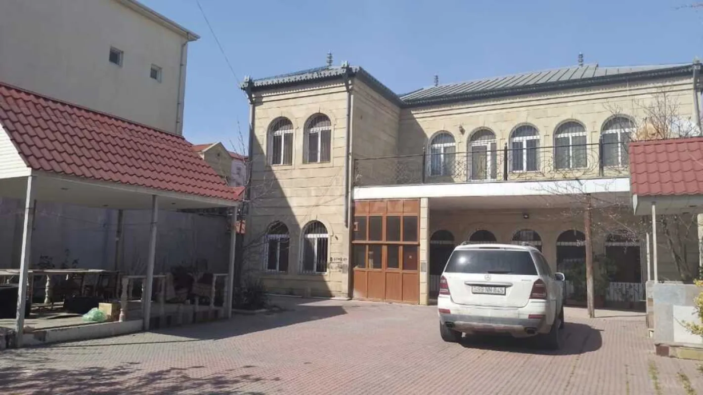 Satılır 7 otaqlı həyət evi 400 m²