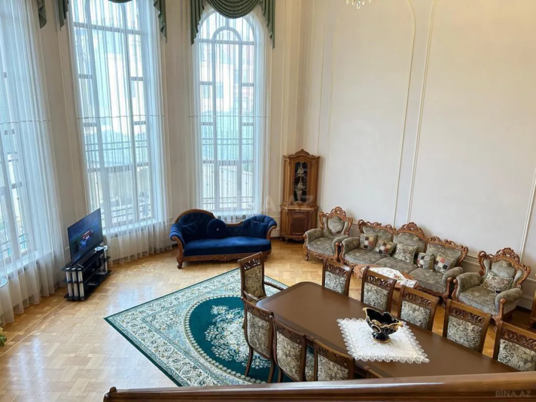 Satılır 11 otaqlı həyət evi 600 m²