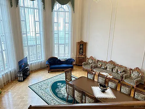 Satılır 11 otaqlı həyət evi 600 m²