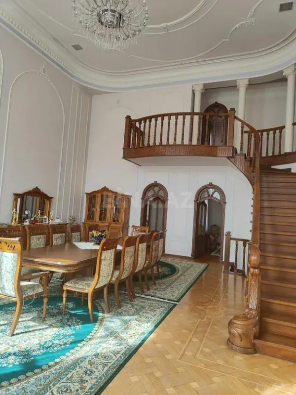 Satılır 11 otaqlı həyət evi 600 m²