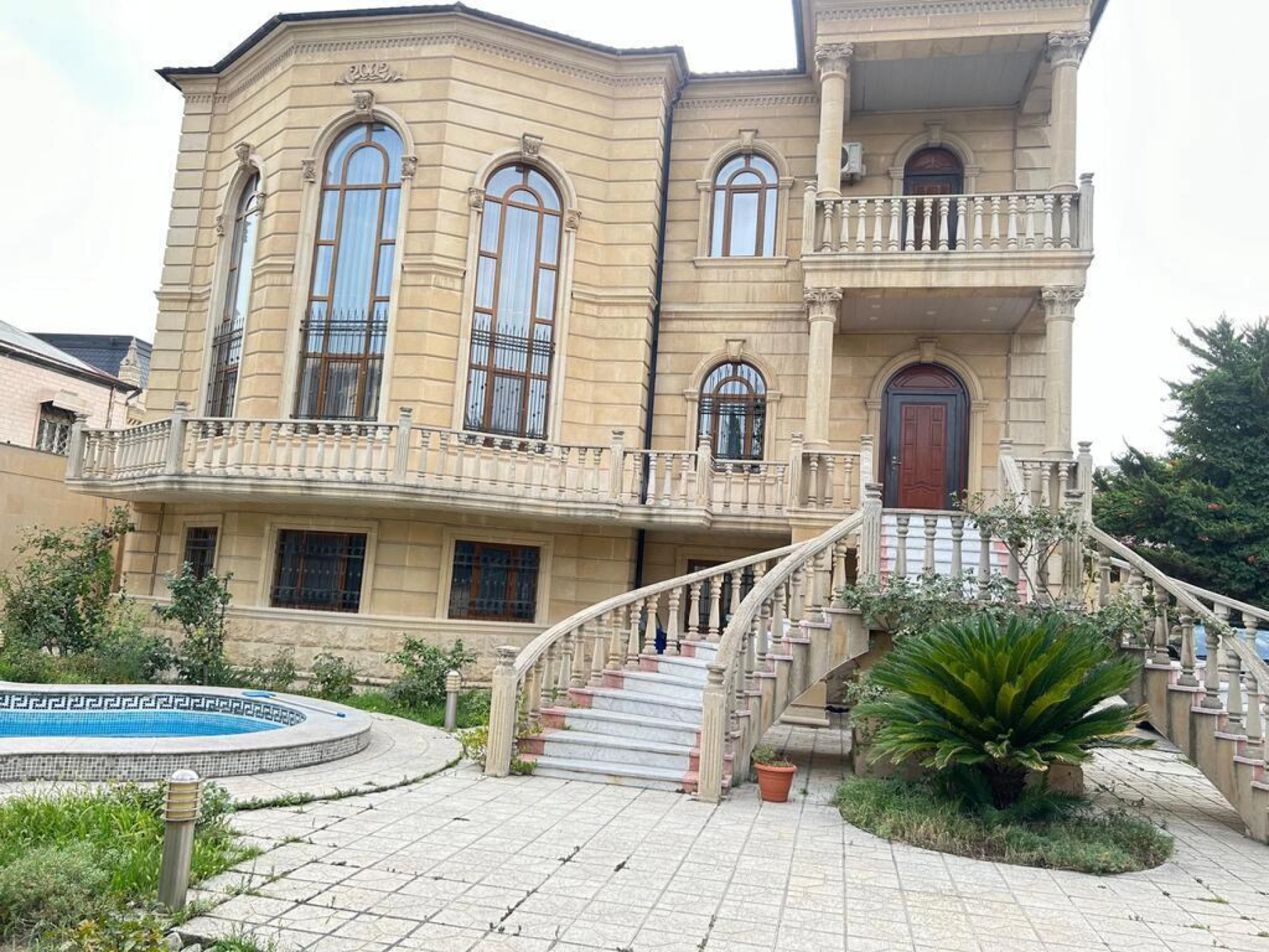 Satılır 11 otaqlı həyət evi 600 m²