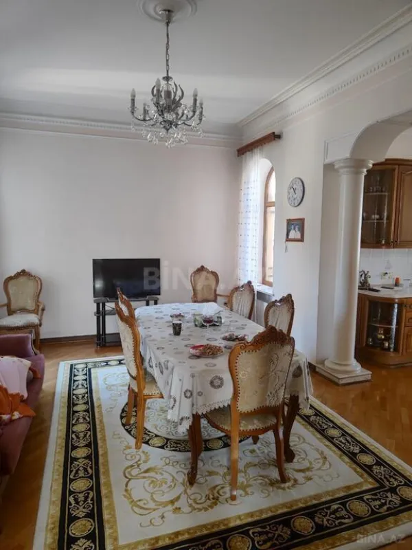 Satılır 11 otaqlı həyət evi 600 m²
