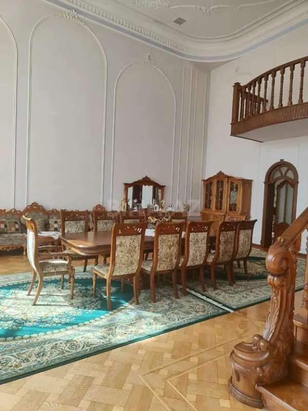 Satılır 11 otaqlı həyət evi 600 m²