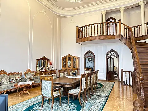 Satılır 11 otaqlı həyət evi 600 m²