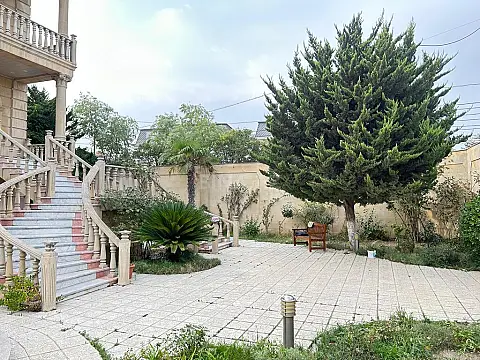 Satılır 11 otaqlı həyət evi 600 m²