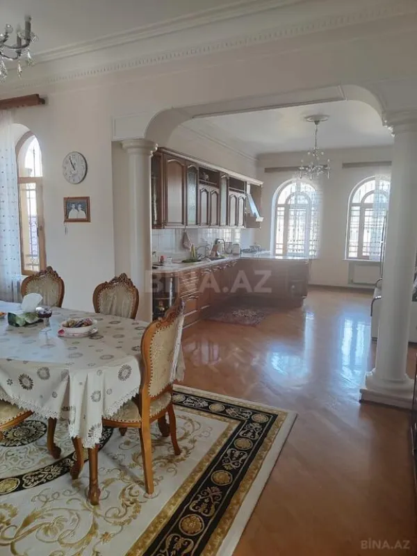 Satılır 11 otaqlı həyət evi 600 m²