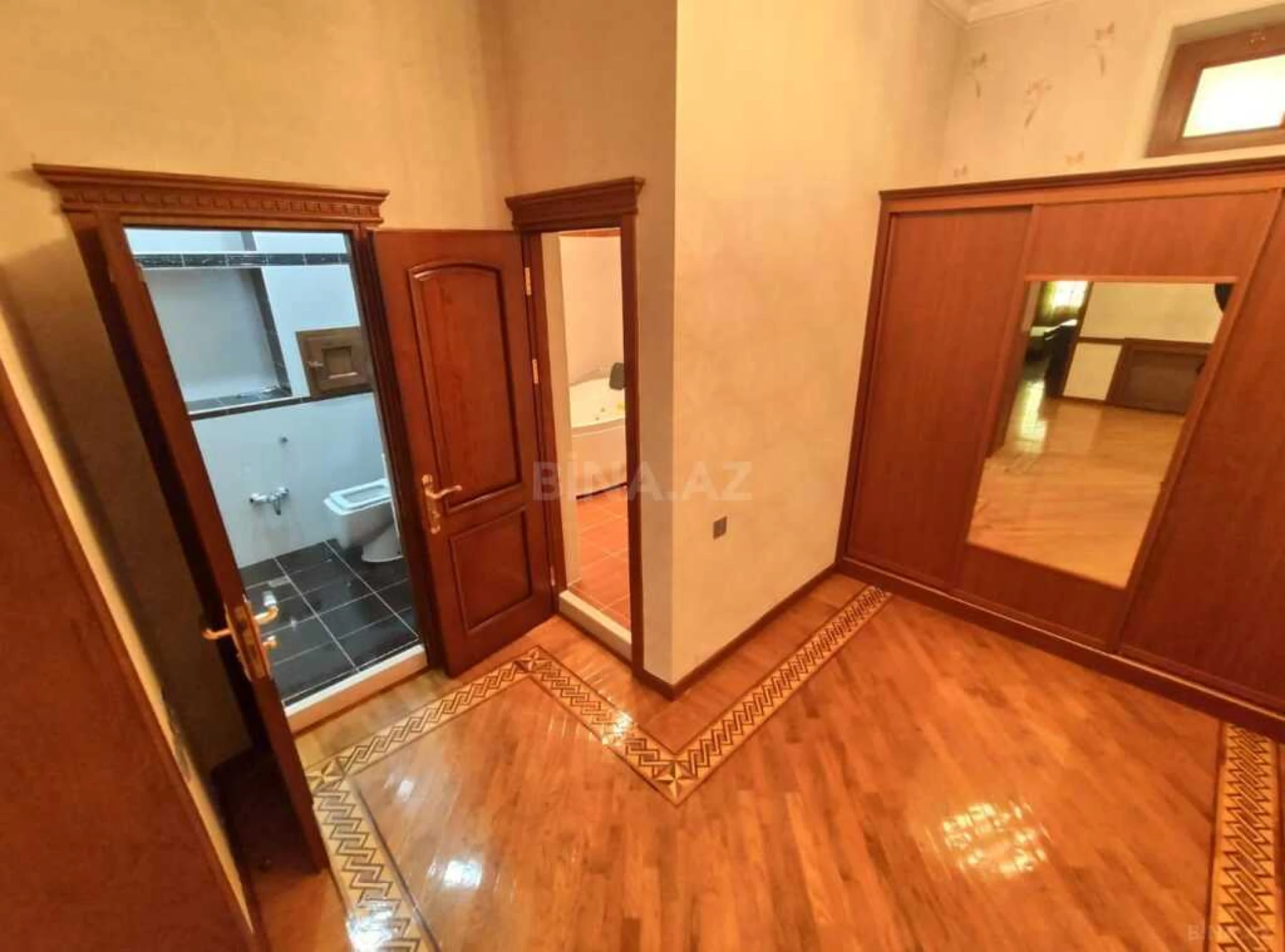Satılır 7 otaqlı həyət evi 622 m²