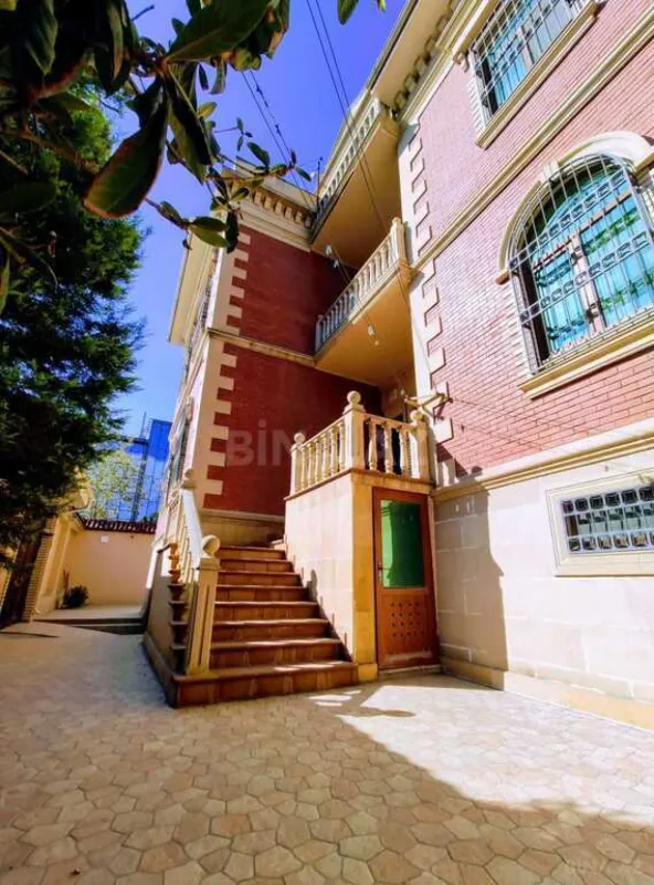 Satılır 7 otaqlı həyət evi 622 m²