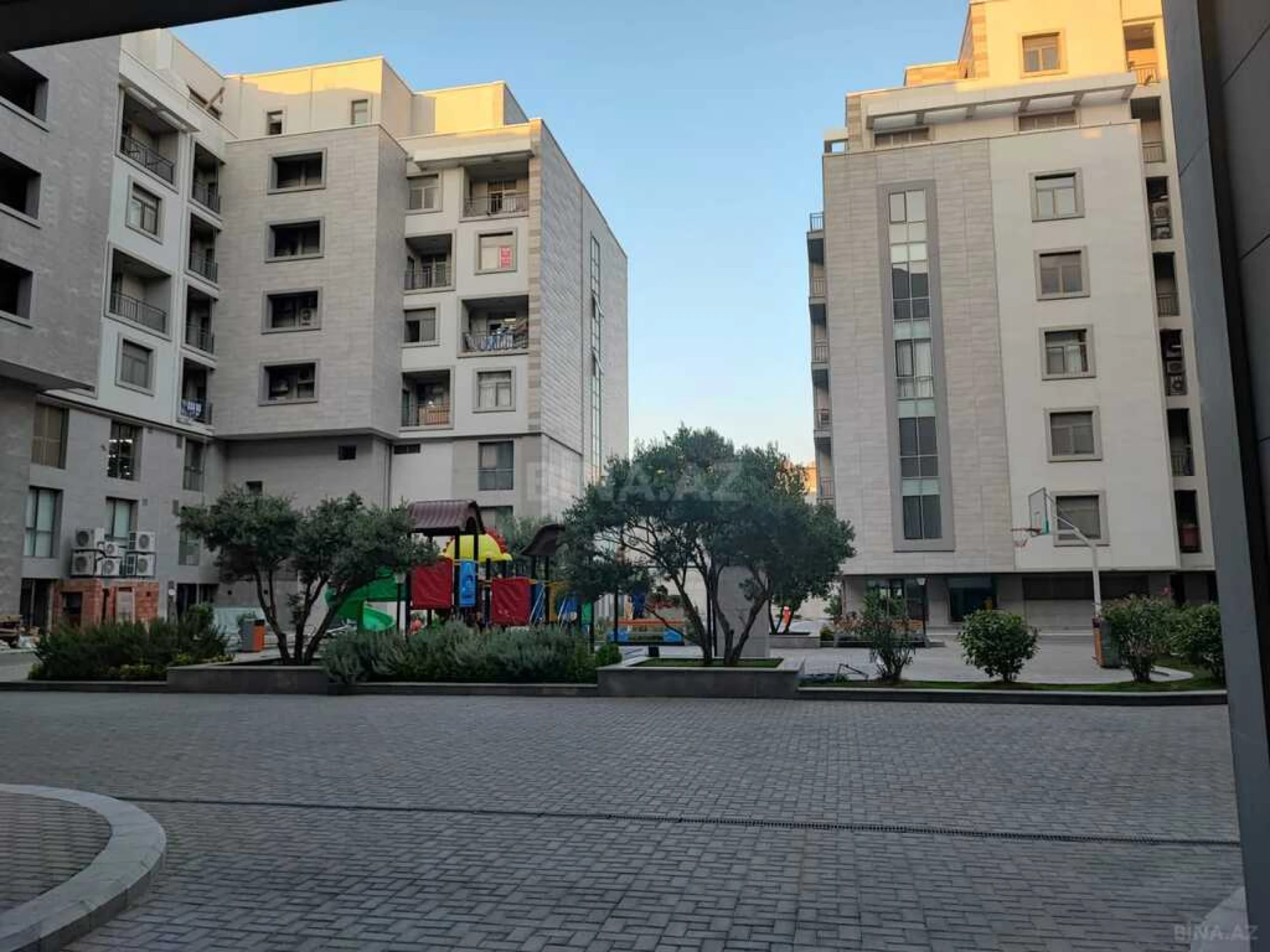 Satılır 4 otaqlı mənzil 220 m²