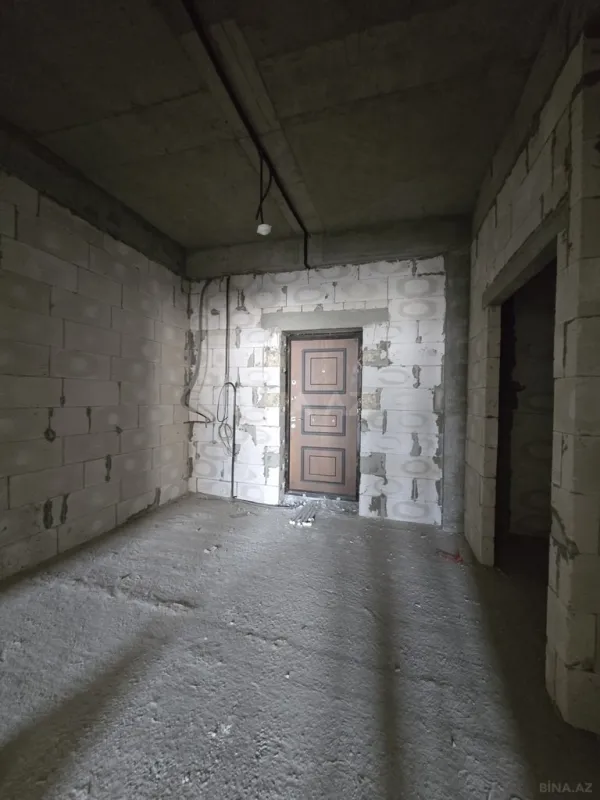 Satılır 4 otaqlı mənzil 220 m²