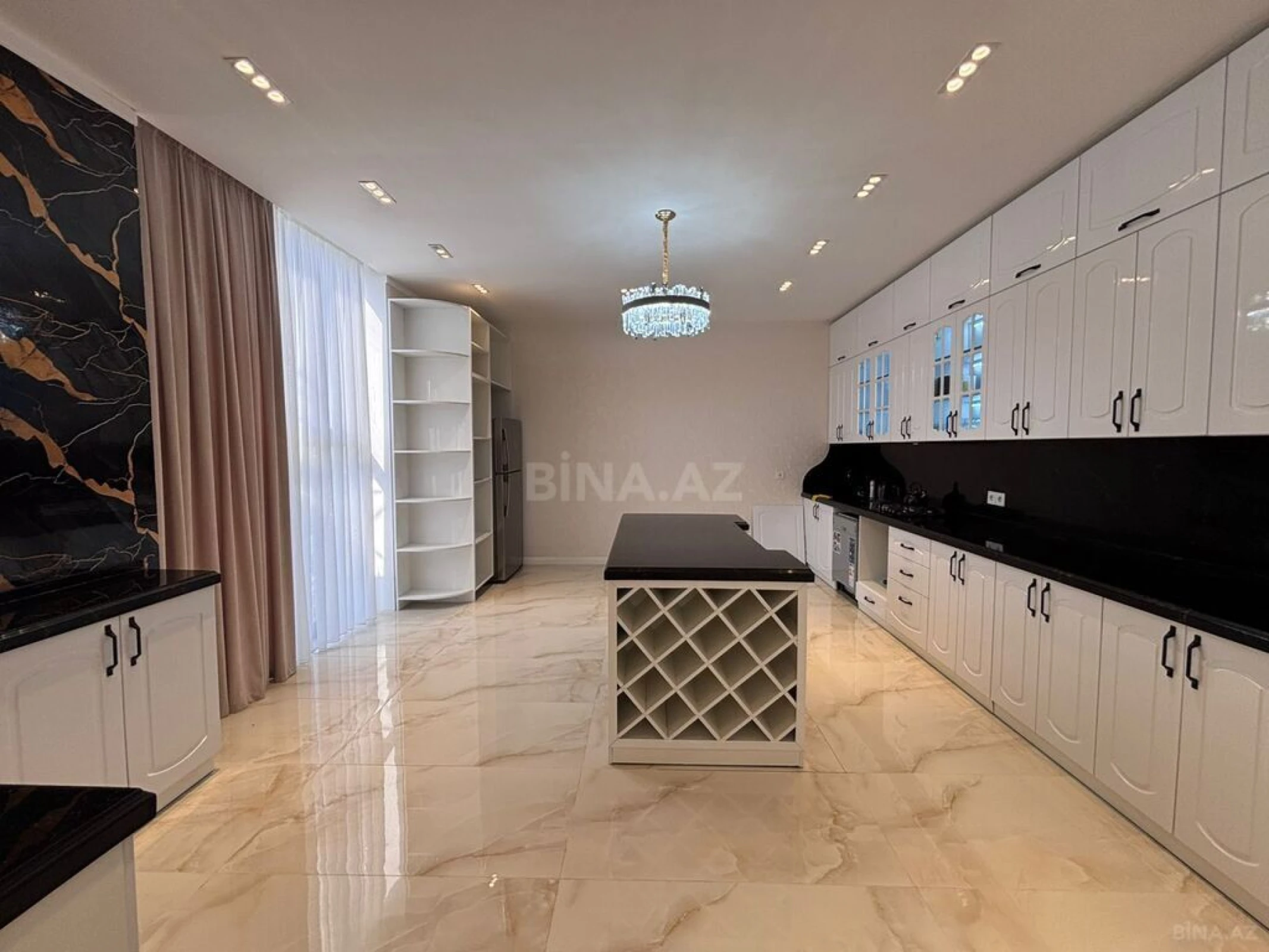 Satılır 6 otaqlı həyət evi 350 m²