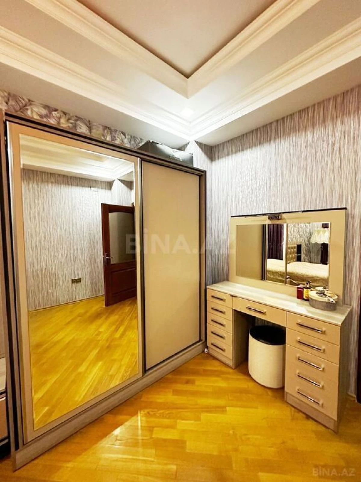 Satılır 3 otaqlı mənzil 157 m²
