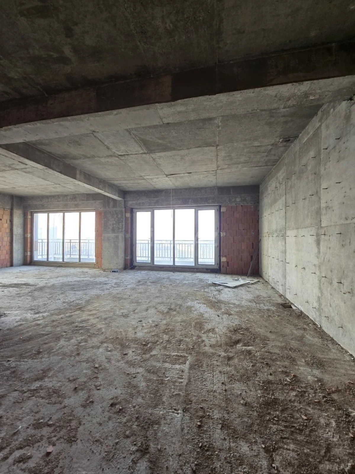 Satılır 3 otaqlı mənzil 157 m²