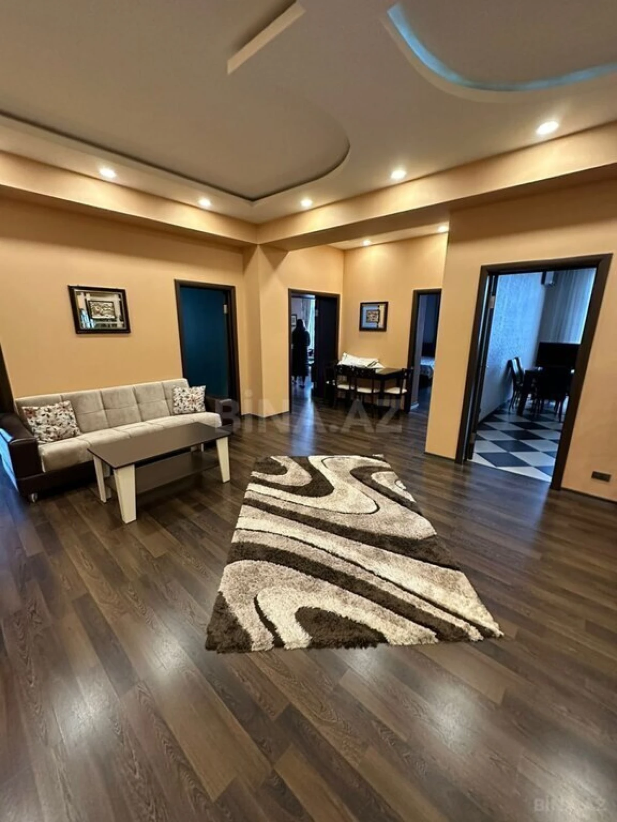 Kirayə verilir 4 otaqlı mənzil 196 m²