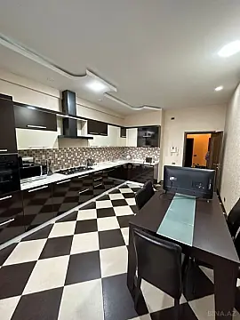 Kirayə verilir 4 otaqlı mənzil 196 m²