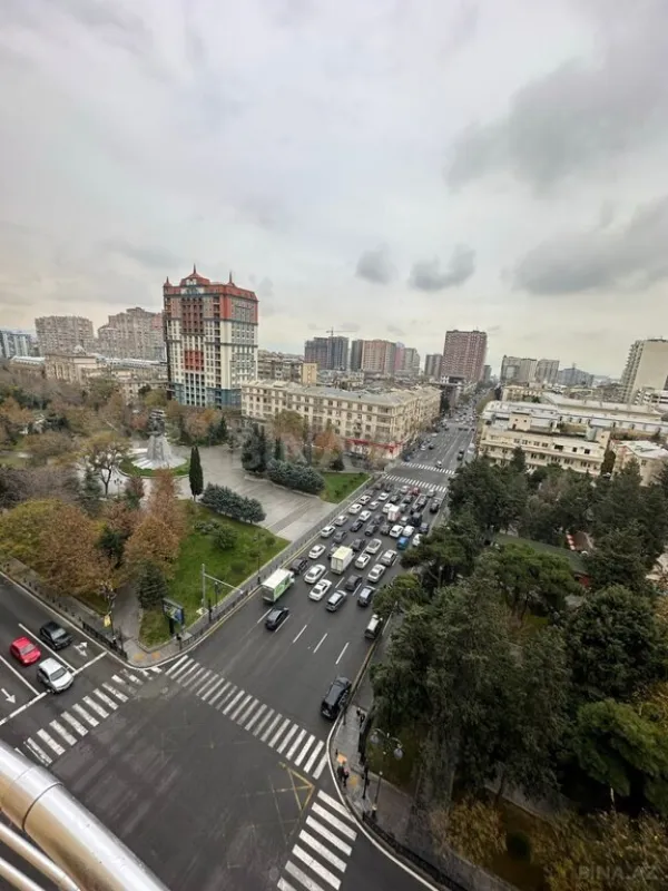 Kirayə verilir 4 otaqlı mənzil 196 m²