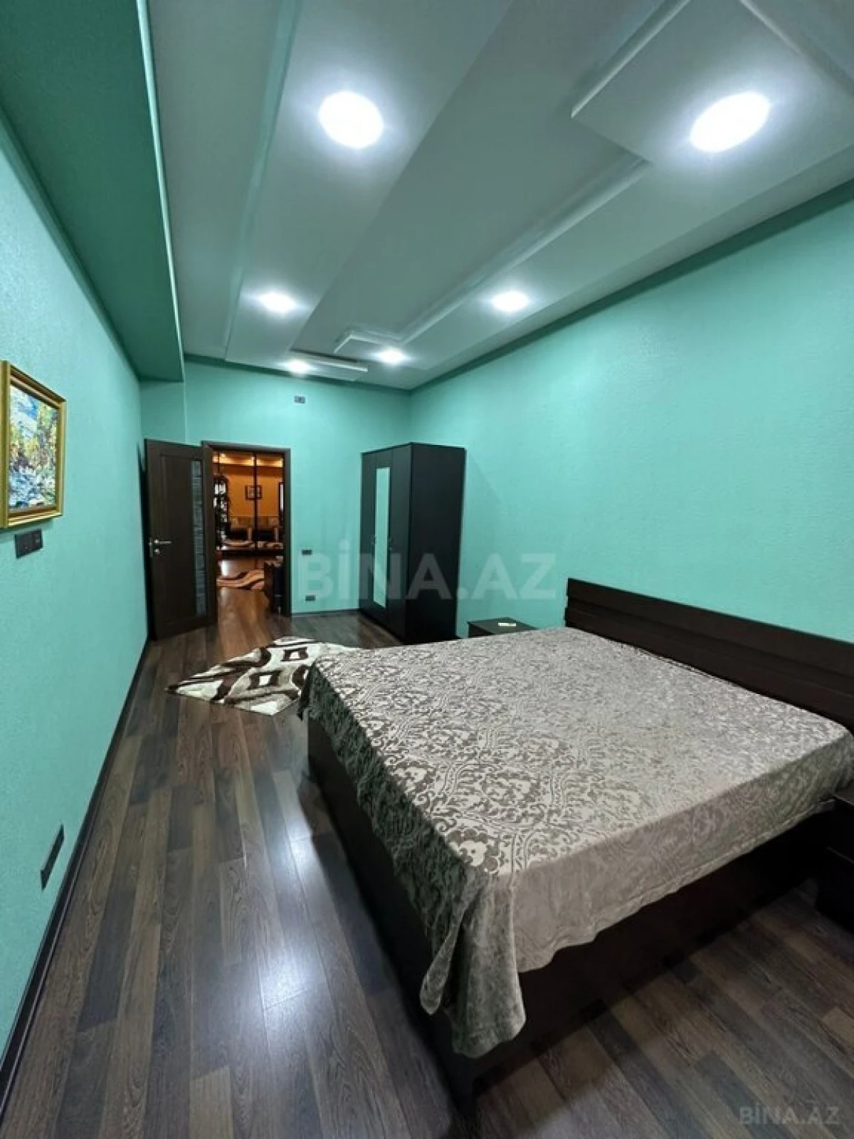 Kirayə verilir 4 otaqlı mənzil 196 m²