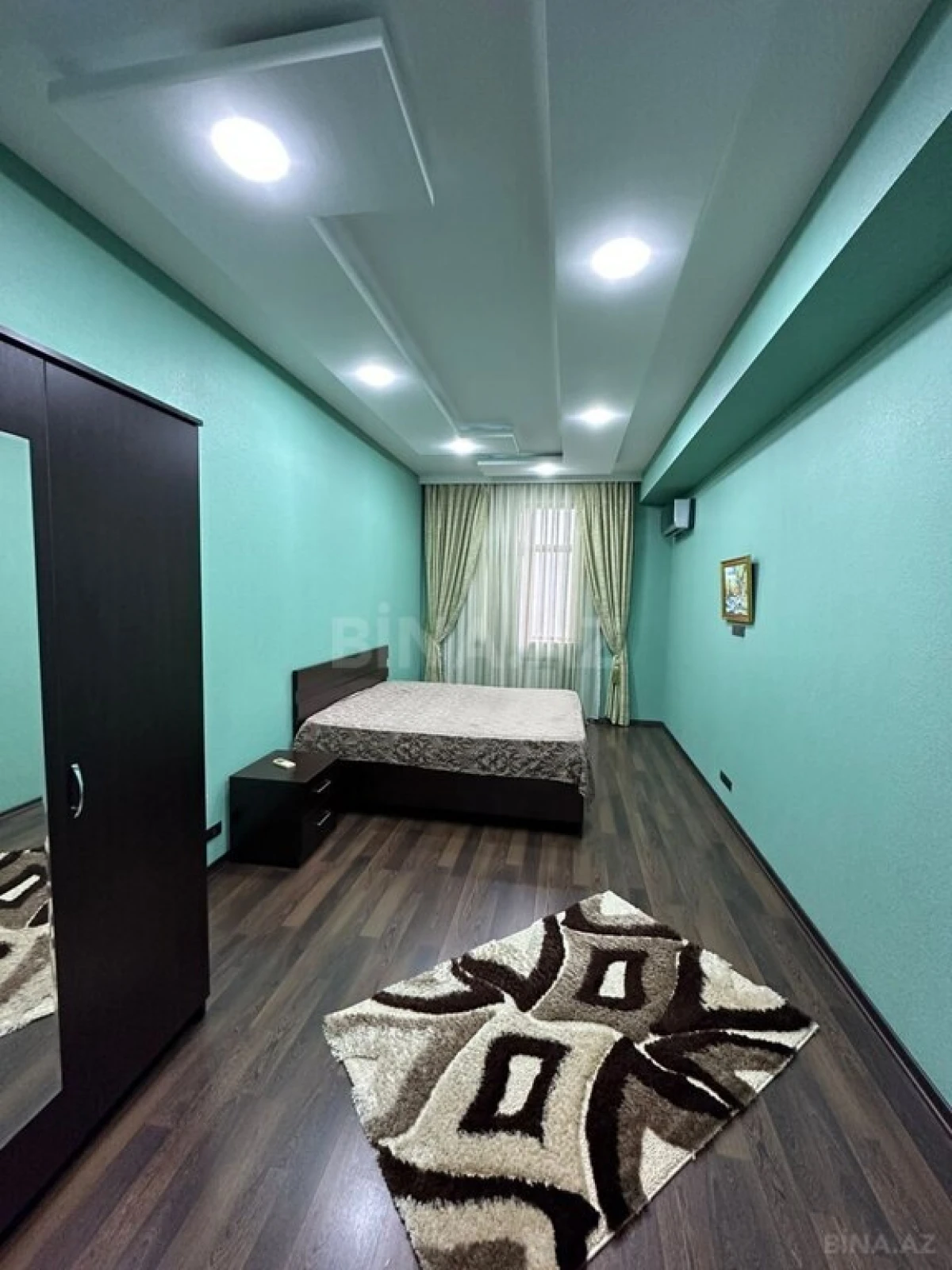 Kirayə verilir 4 otaqlı mənzil 196 m²