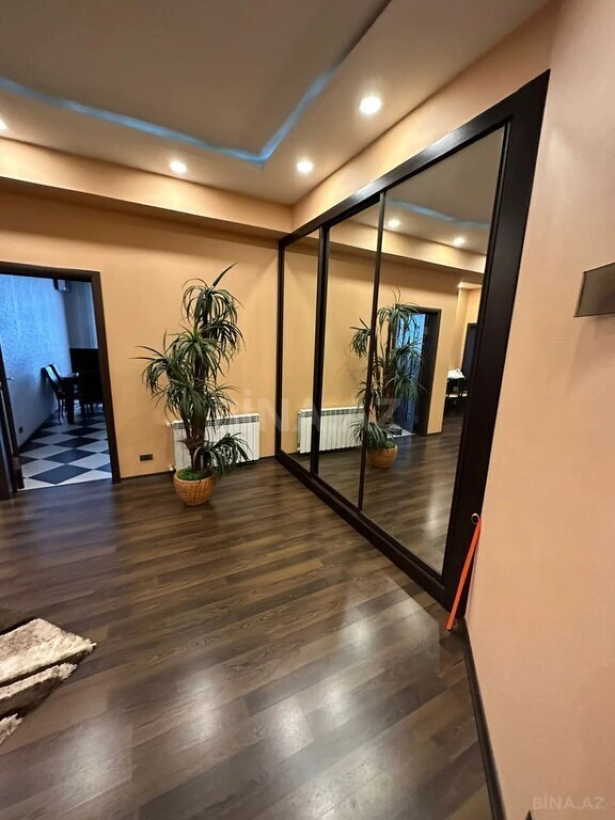 Kirayə verilir 4 otaqlı mənzil 196 m²