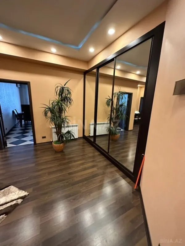 Kirayə verilir 4 otaqlı mənzil 196 m²