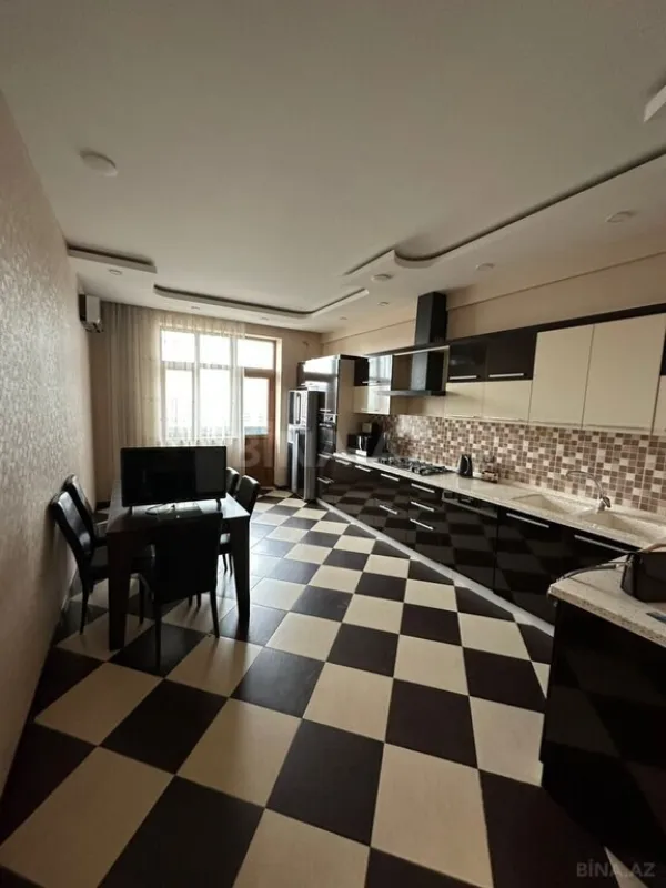 Kirayə verilir 4 otaqlı mənzil 196 m²