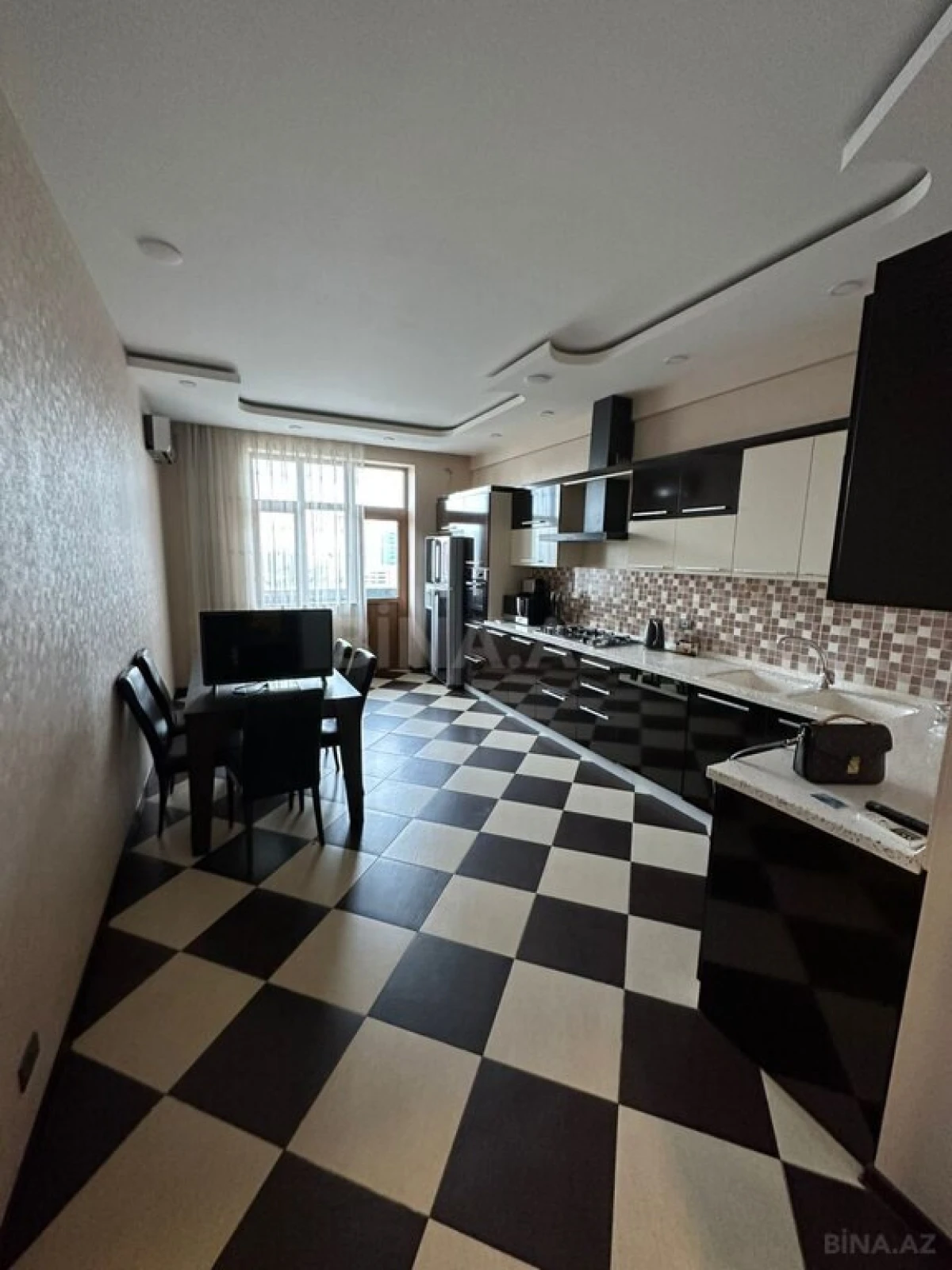 Kirayə verilir 4 otaqlı mənzil 196 m²