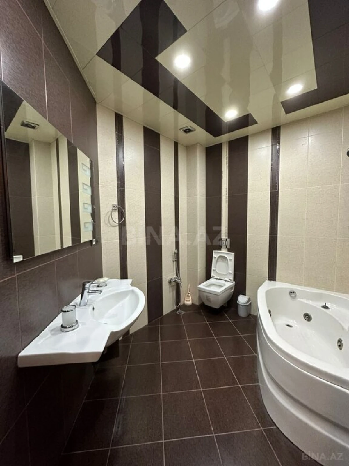 Kirayə verilir 4 otaqlı mənzil 196 m²