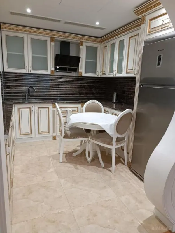 Kirayə verilir 3 otaqlı mənzil 150 m²