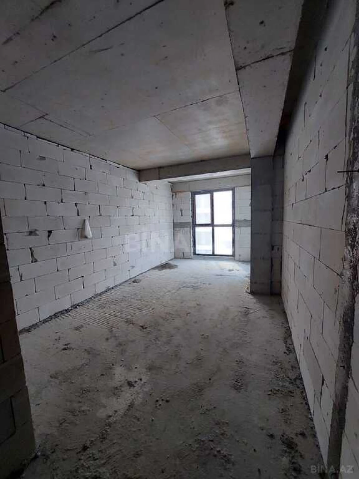 Satılır 4 otaqlı mənzil 303 m²