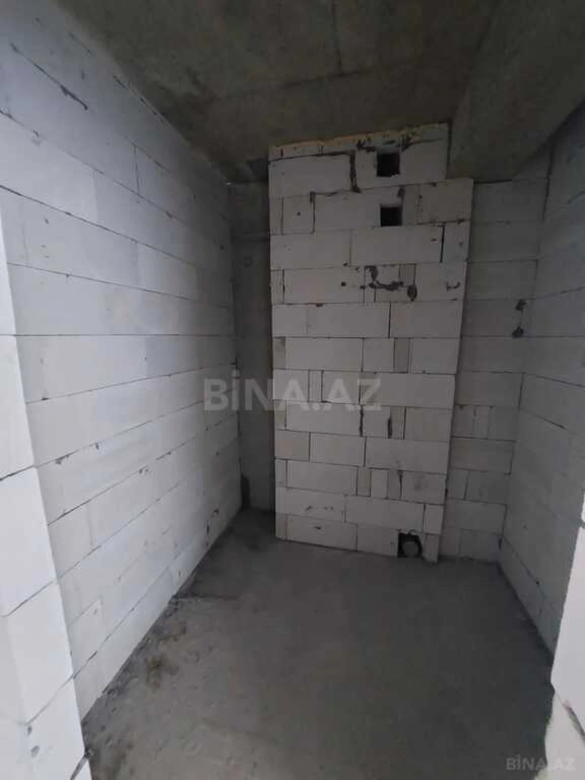 Satılır 4 otaqlı mənzil 303 m²