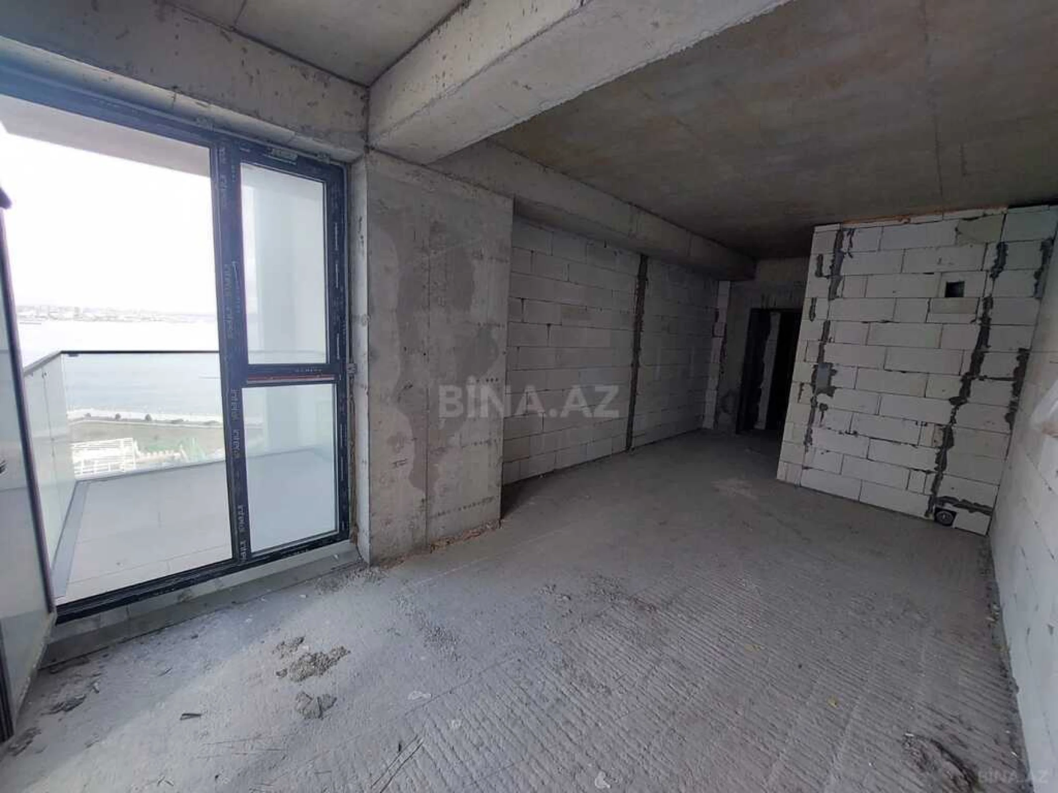 Satılır 4 otaqlı mənzil 303 m²