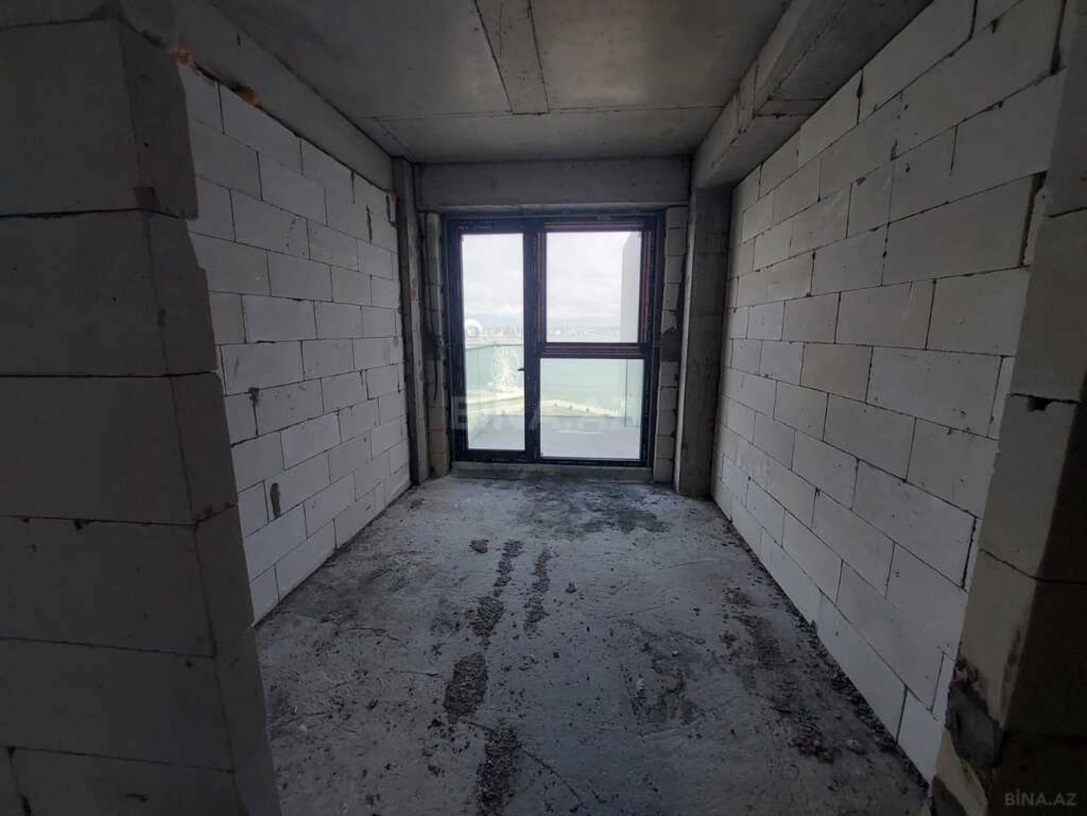 Satılır 4 otaqlı mənzil 303 m²