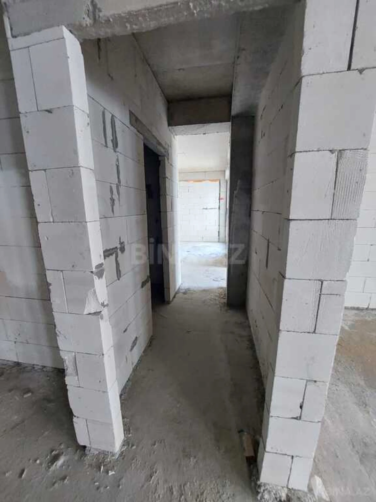 Satılır 4 otaqlı mənzil 303 m²