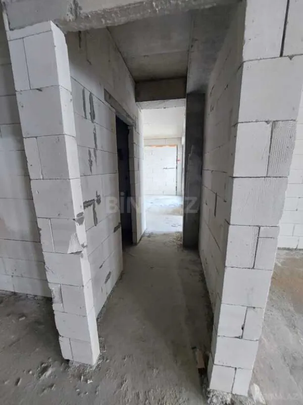 Satılır 4 otaqlı mənzil 303 m²