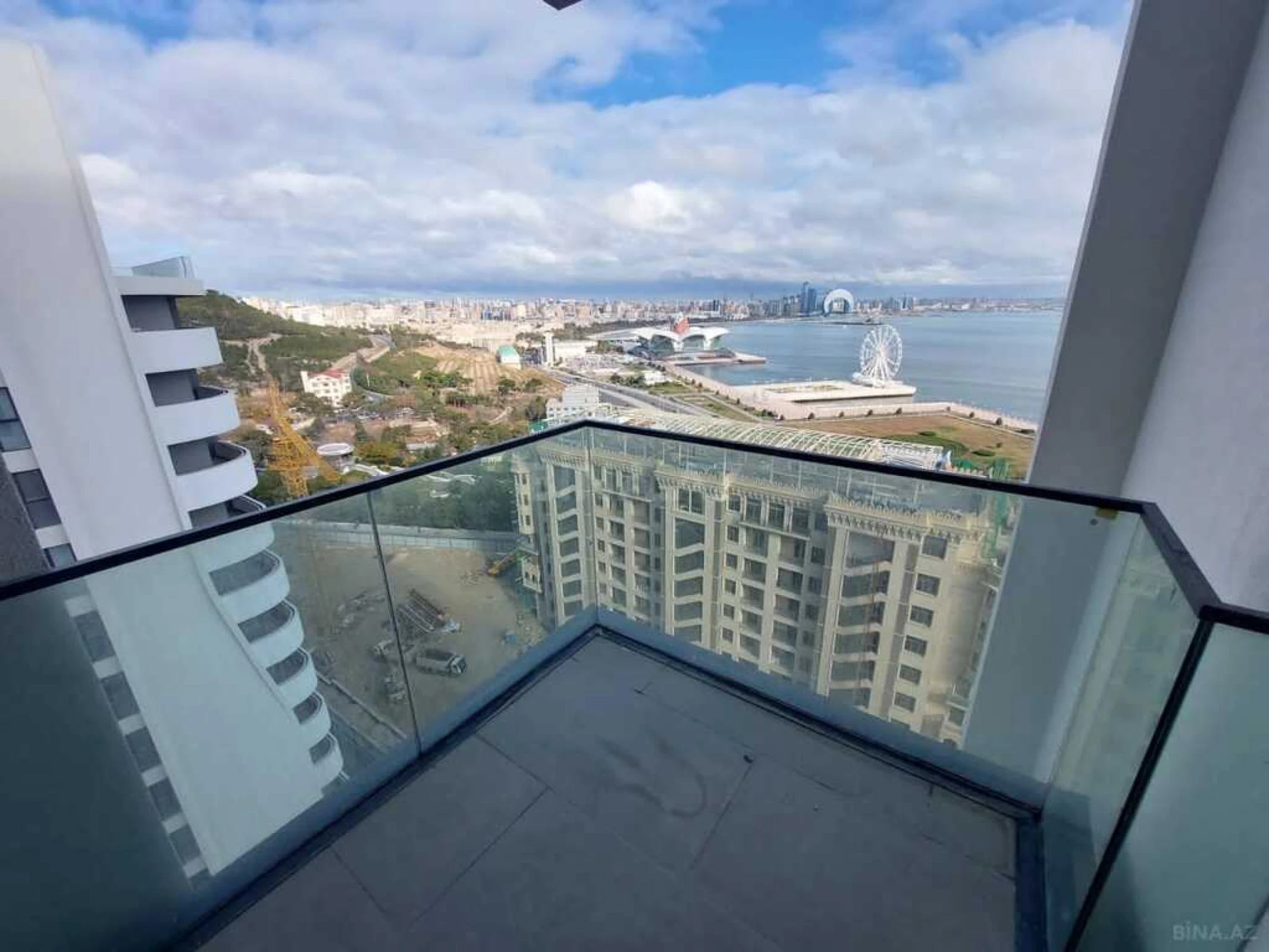 Satılır 4 otaqlı mənzil 303 m²
