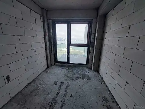 Satılır 4 otaqlı mənzil 303 m²