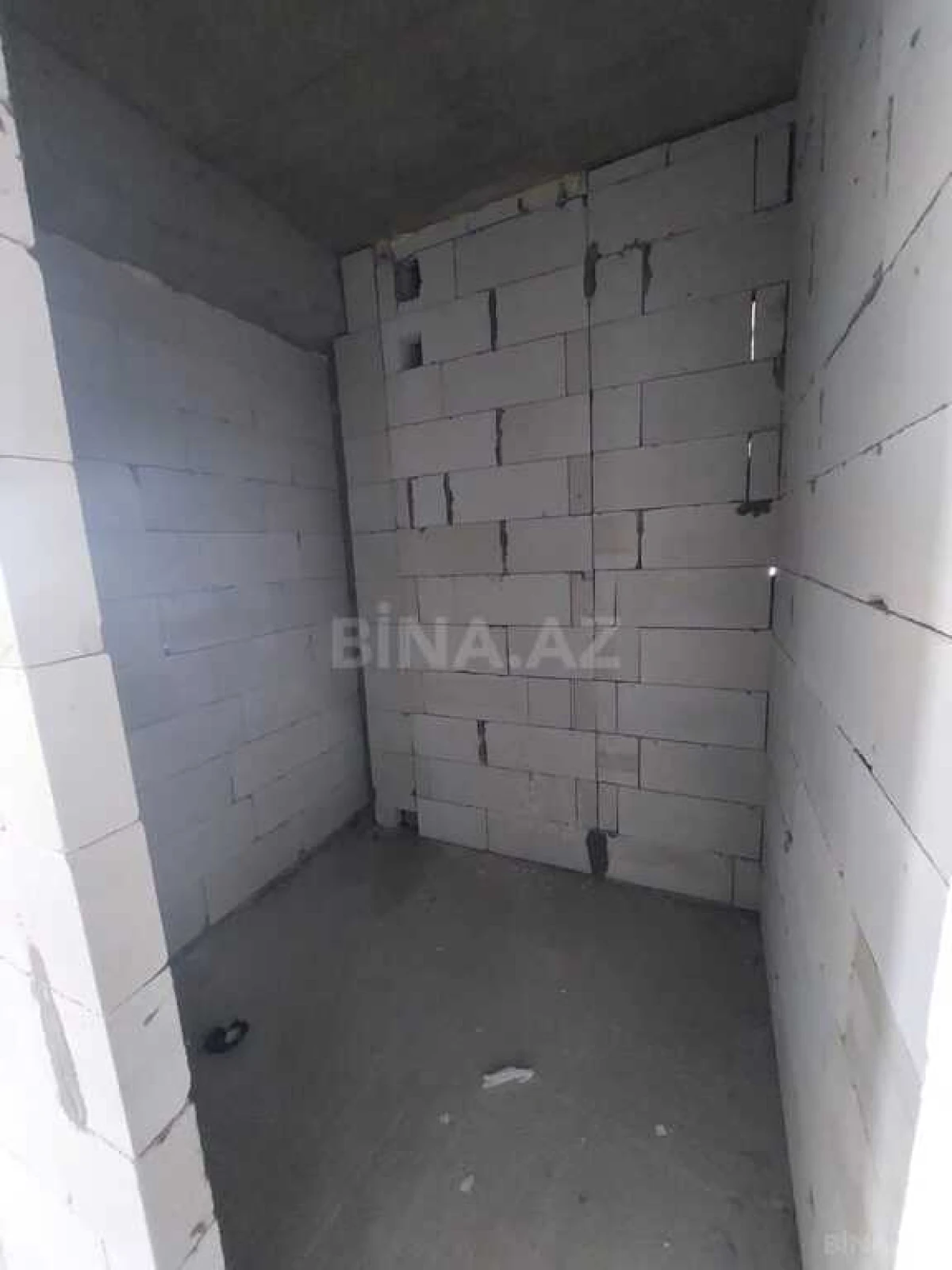 Satılır 4 otaqlı mənzil 303 m²