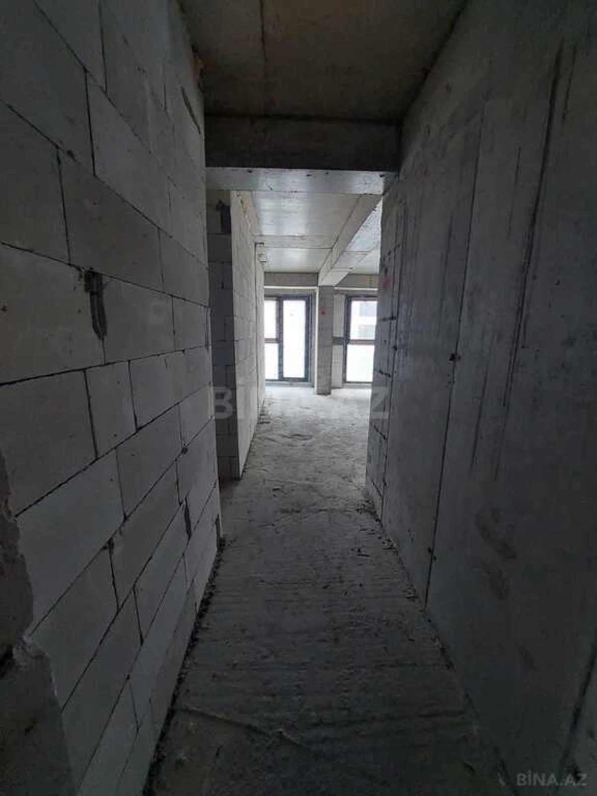 Satılır 4 otaqlı mənzil 303 m²