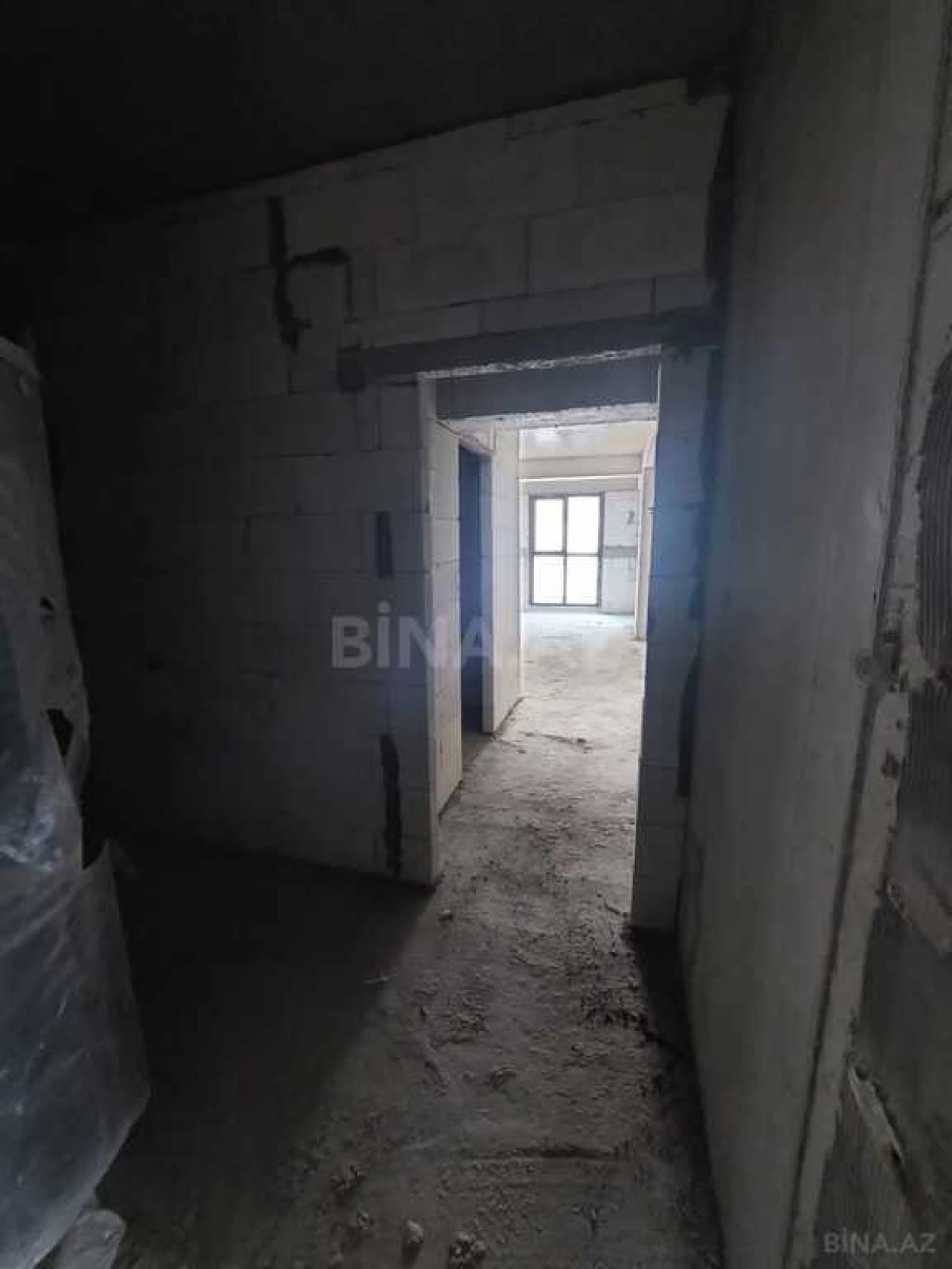 Satılır 4 otaqlı mənzil 303 m²