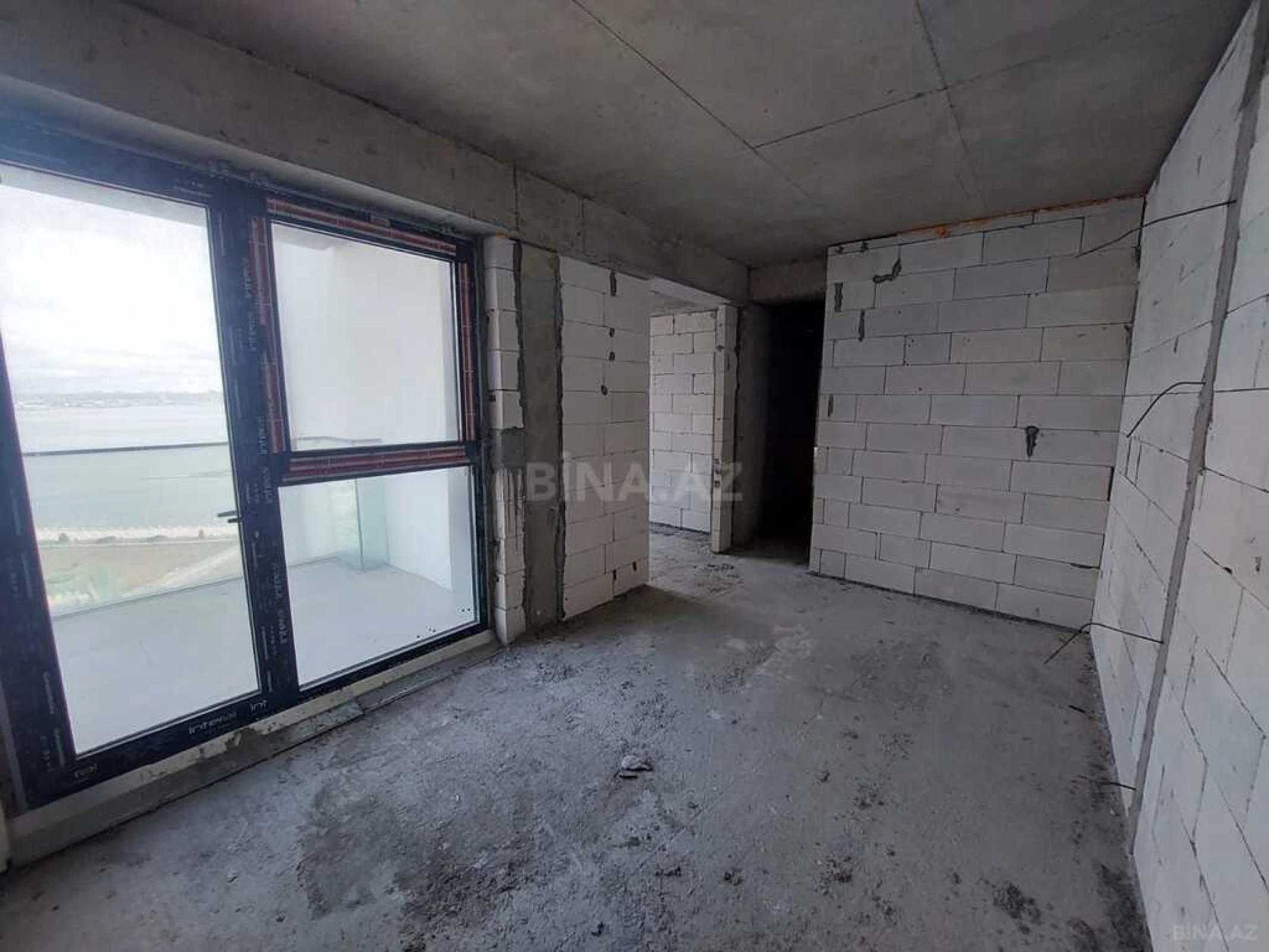 Satılır 4 otaqlı mənzil 303 m²